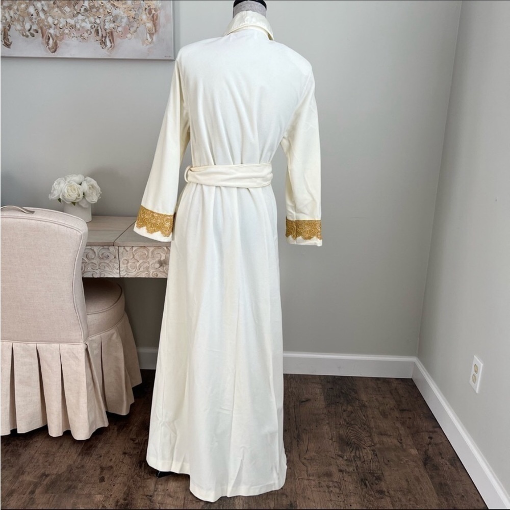 Vintage Vanity Fair Full Length Lace Embroidered Dacron /Polyester Rob NWOT - Picture 3 of 12